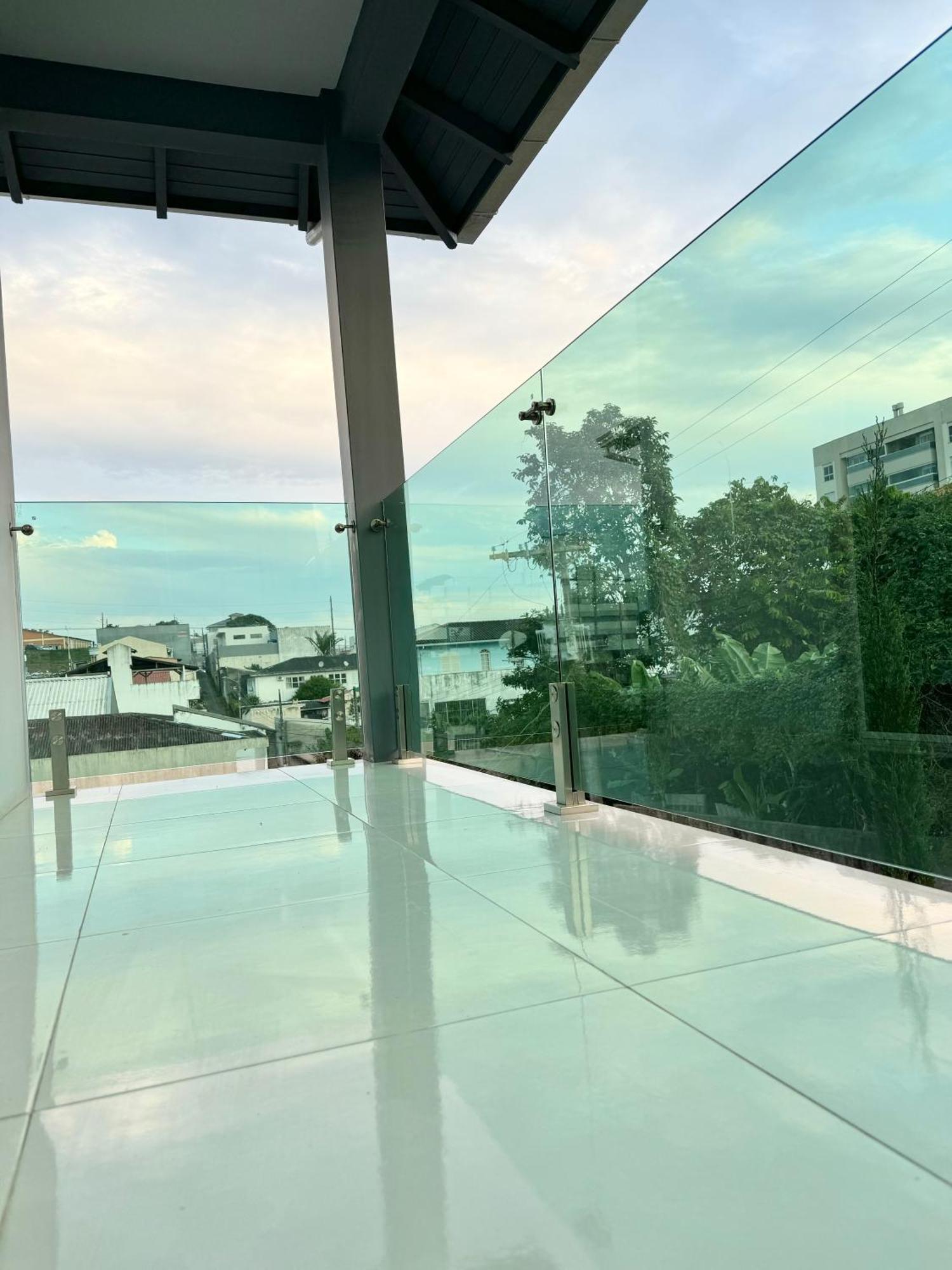 Quarto Acolhedor Com Tv, Ar Quente Frio E Sacada Em Casa Maylo Com Jardim Homestay Florianopolis